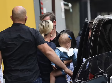 Katy Perry dhe vajza e saj bëjnë shopping në Paris