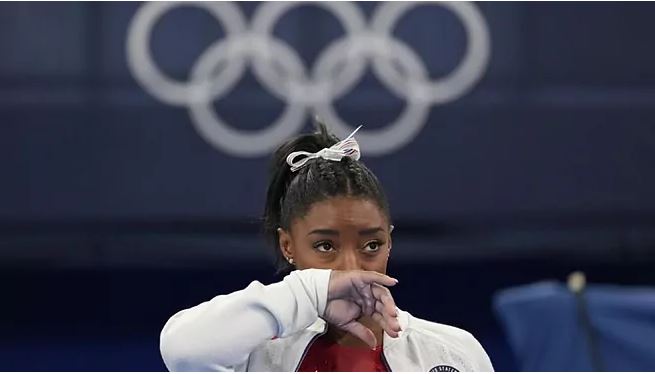 Simone Biles nuk do të mbrojë titullin e saj Olimpik