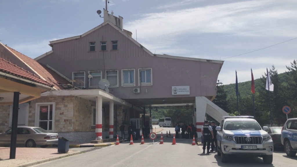 Të vaksinuar me dy doza, kthen nga doganierët pas testimit për COVID-19