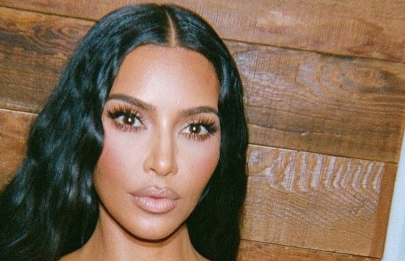 Kim Kardashian në “luftë” ligjore me fqinjët e saj