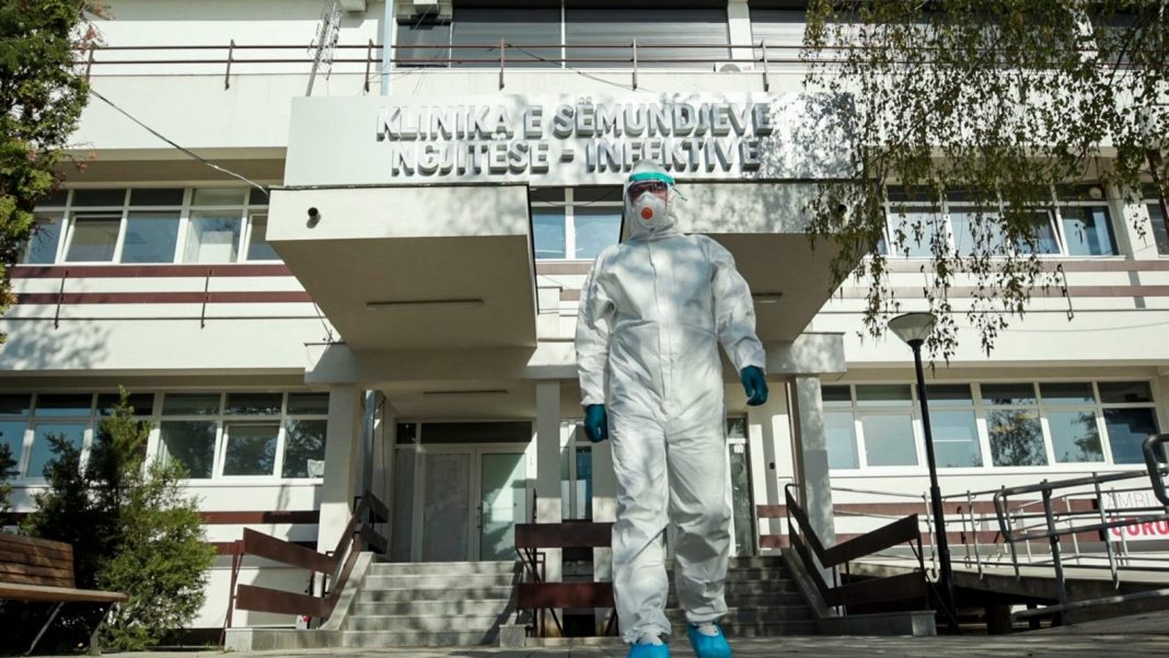 Spitalet e mbushura me pacientë të infektuar me COVID-19