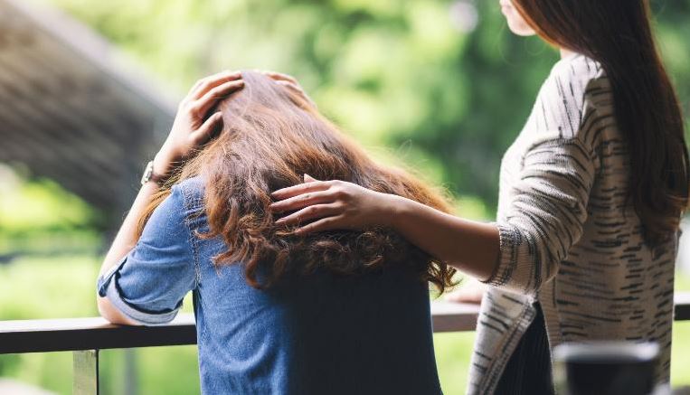 Marrëdhëniet e mira në shtëpi i bëjnë adoleshentët më të ndjeshëm me të tjerët
