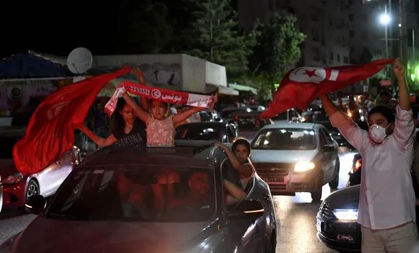 Presidenti i Tunizisë shkarkon qeverinë