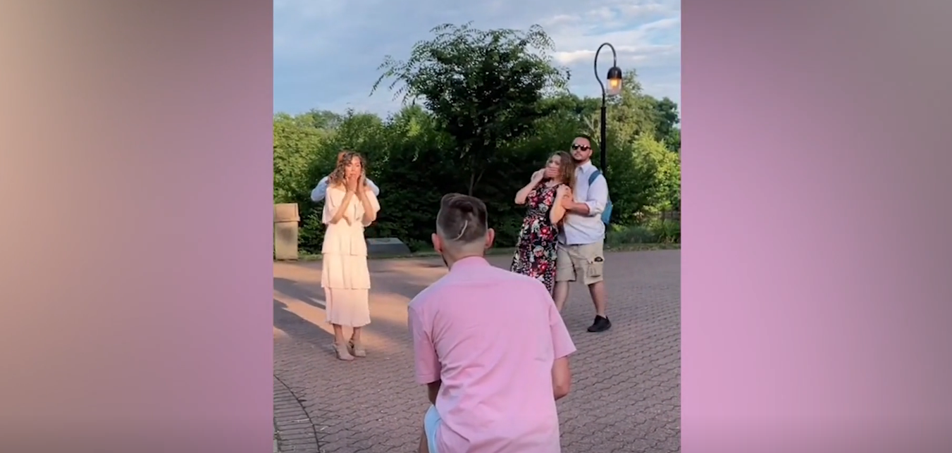 Momenti qesharak kur gruaja largohet nga 'skena' e propozimit të shoqes (VIDEO)