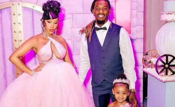 Cardi B kritikohet pasi i bleu vajzës së saj një qafore me vlerë 150,000 dollarë