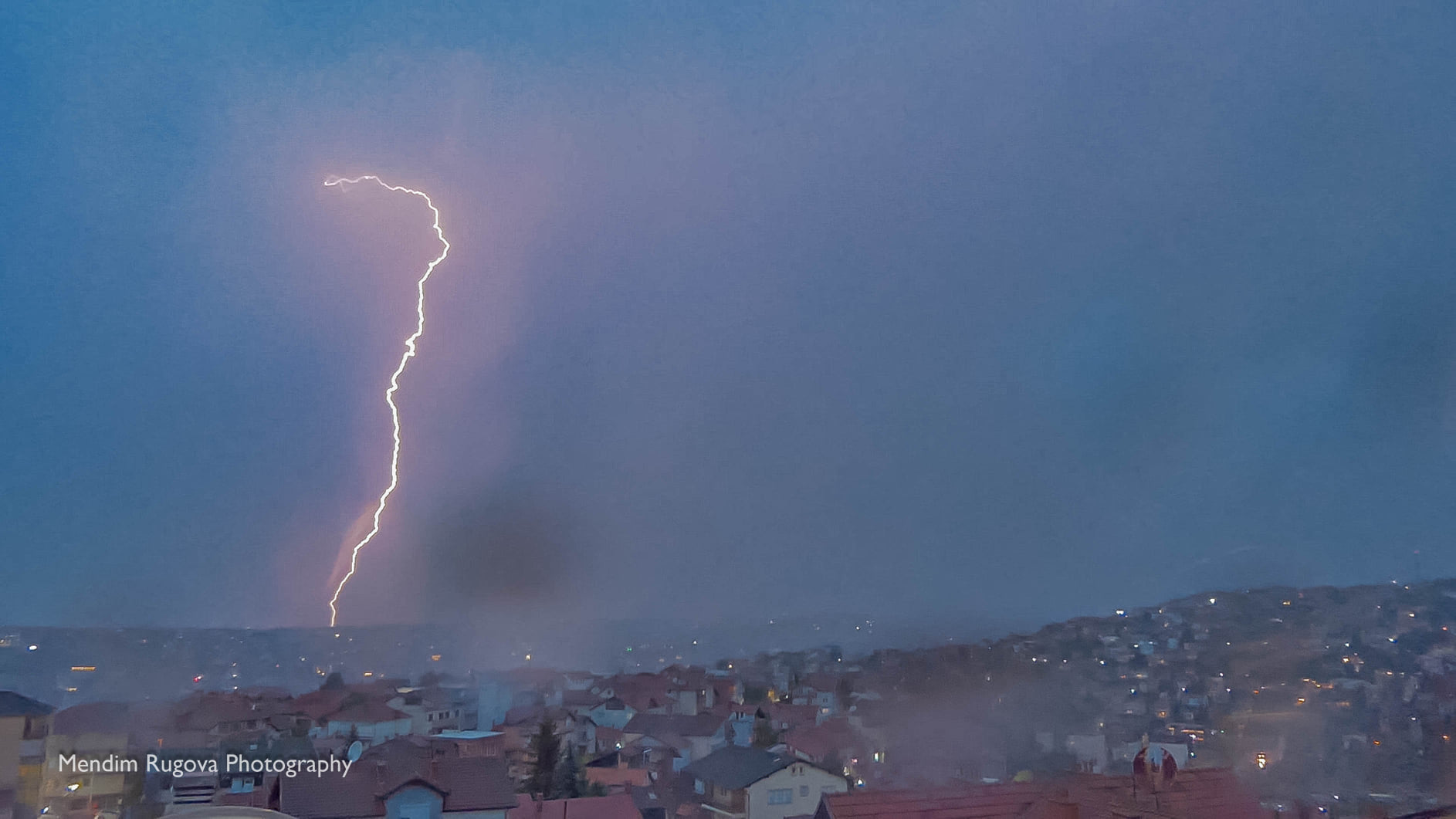 Fotografi të rrufesë në Prishtinë