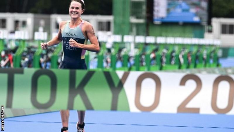Flora Duffy me medalje historike për Bermudën