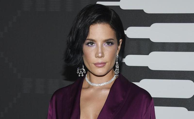 Këngëtarja e ‘Without Me’ Halsey bëhet nënë për herë të parë