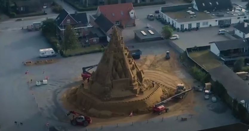 Danimarka ndërton kështjellën më të lartë prej rëre (VIDEO)   