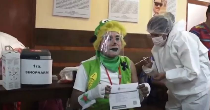 Klounët bolivianë vaksinohen për të ndihmuar në promovimin e vaksinave (VIDEO)