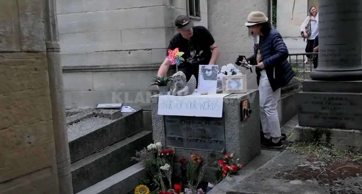 Fansat përkujtojnë Morrisonin në 50-vjetorin e vdekjes (VIDEO)