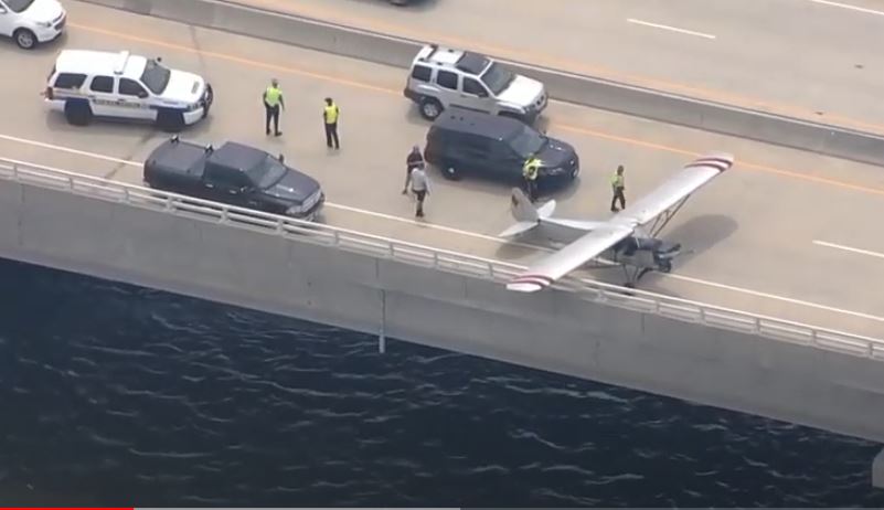 Piloti 18 vjeçari ul në mënyrë të sigurt aeroplanin në urën amerikane (VIDEO)