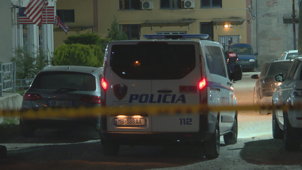 Rrahën me shkop fqinjin e moshuar 78-vjeçar, arrestohet nëna me të bijën në Durrës