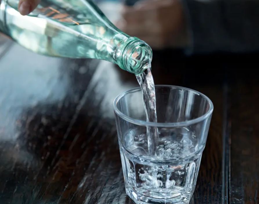 Mendime të ekspertëve se pse gjithmonë duhet të keni një gotë ujë para menysë kryesore