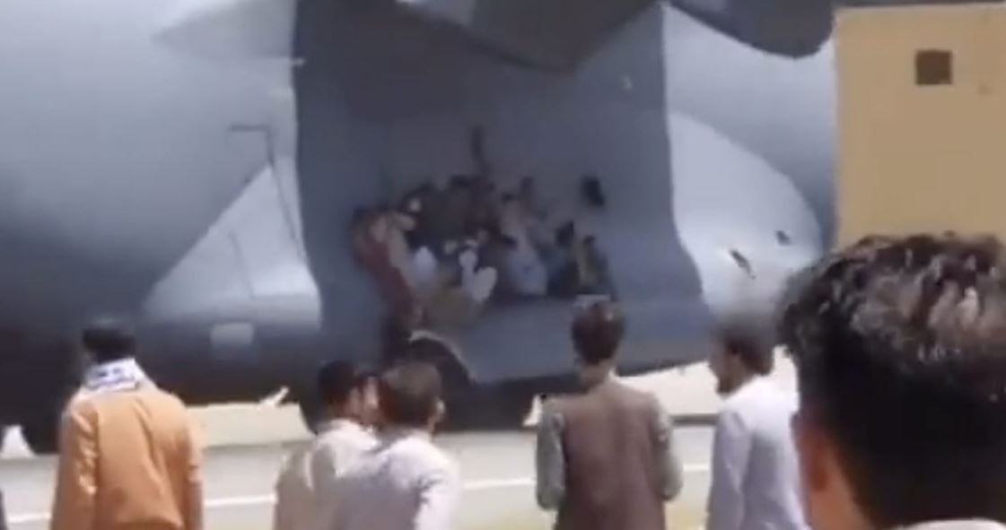 Historia e afganit që ra nga aeroplani (VIDEO)