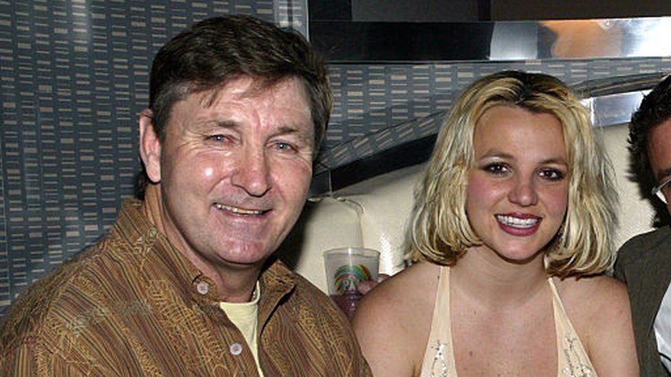Babai i Britney Spears dorëhiqet nga kujdestaria