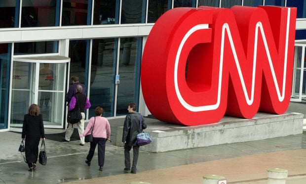 CNN pushon nga puna tre punonjës pasi shkuan në punë të pavaksinuar