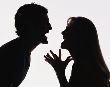 Pesë arsye se pse njerëzit qëndrojnë në lidhje toksike
