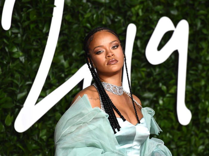 Rihanna tani është muzikantja më e pasur në botë, u bë miliardere