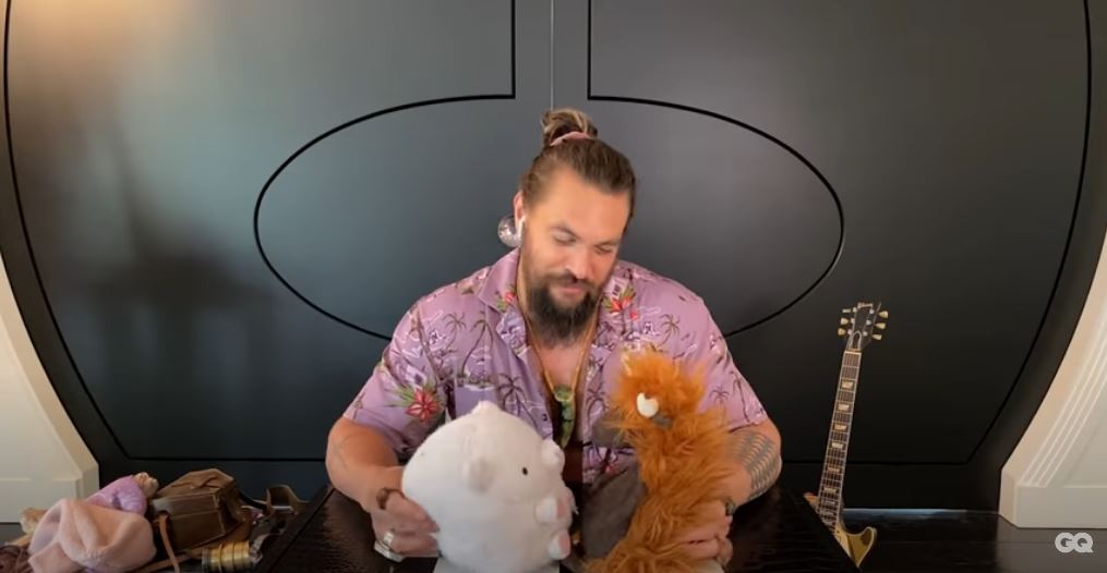 Jason Momoa zbuloi 10 gjërat kryesore pa të cilat nuk mund të jetojë (VIDEO)