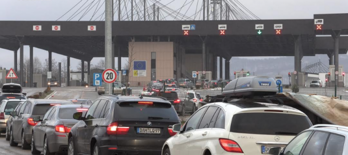 Mbi 2 orë pritje te Dheu i Bardhë për të hyrë në Kosovë
