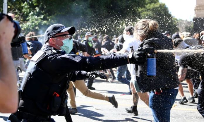 Protesta në Australi kundër bllokimit për shkak të 77 rasteve të reja me COVID-19 (VIDEO)
