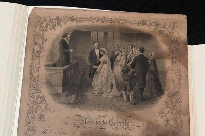 Dyqani ia kthen stërmbesës certifikatën 146 vjeçare të martesës