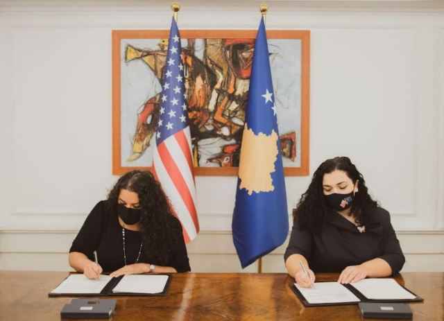 U nënshkrua marrëveshja 3.8 milionë por a e keni vërejtur ngjajshmërinë mes Osmanit dhe zyrtares amerikane? (FOTO)