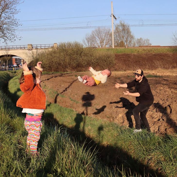Ky baba e ka gjetur zgjidhjen kreative sa herë që gruaja e pyet për fëmijët! (FOTO)