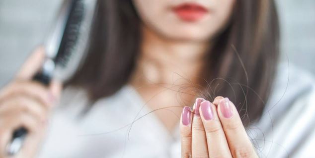 Tri gjëra që duhet dhe s’duhet të bëjnë ata që vuajnë nga rënia e flokëve pas COVID-it