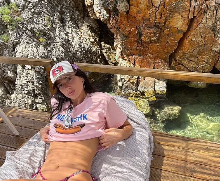 Dua Lipa shfaq barkun e sheshtë, derisa vazhdon pushimet në Shqipëri