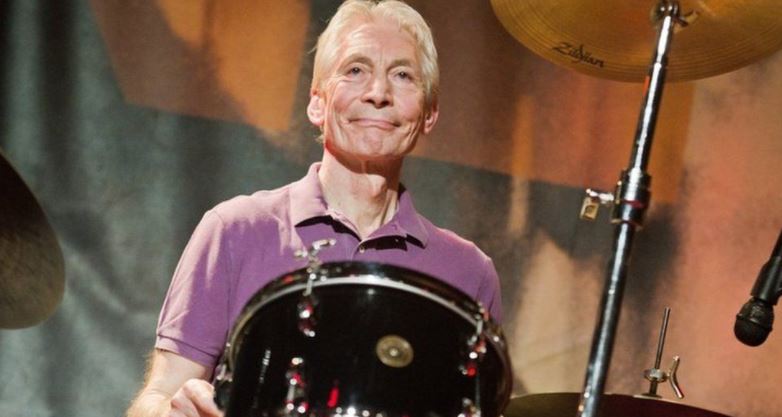 Vdes në moshën 80 vjeçare bateristi i "Rolling Stones"