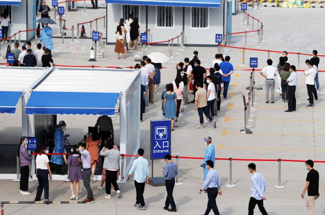 Kina vendos qindra persona në karantinë pas rasteve të COVID-19 në aeroport