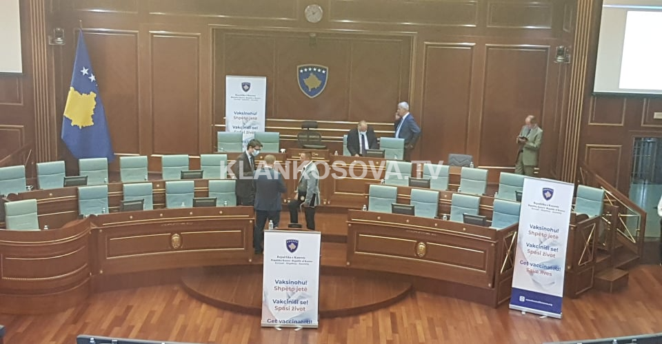 Në kuvend bëhet thirrje për vaksinim nëpërmjet afisheve (FOTO)