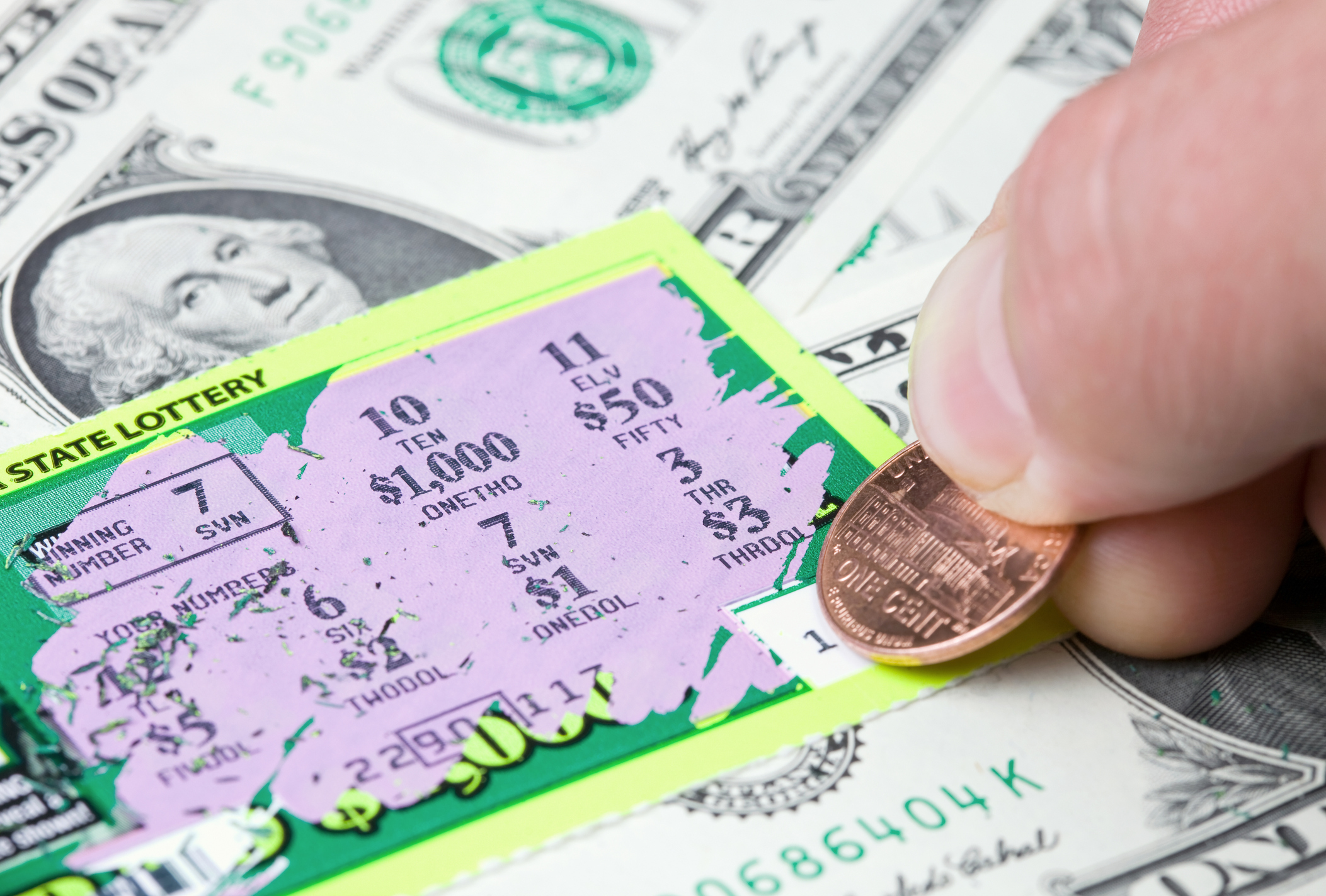 Kamionistit i buzëqesh fati, rastësisht fiton lotarinë 200 mijë dollarëshe