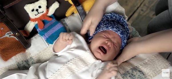 Si i bëjnë fëmijët të qajnë në filma? (VIDEO)