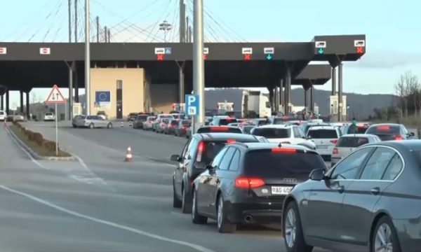 Deri në 1 orë pritje për të hyrë në Kosovë në Muçibabë