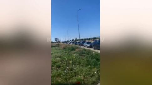 Pritje mbi katër orë në Merdare (VIDEO)