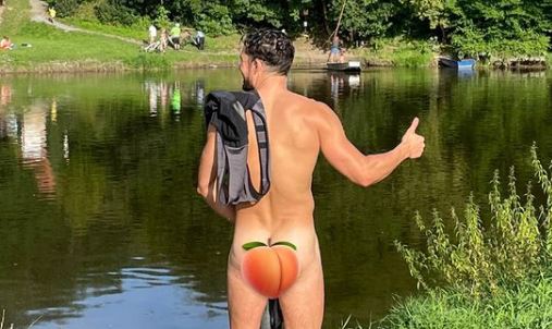Orlando etiketon të fejuarën tek prapanica e tij (FOTO)