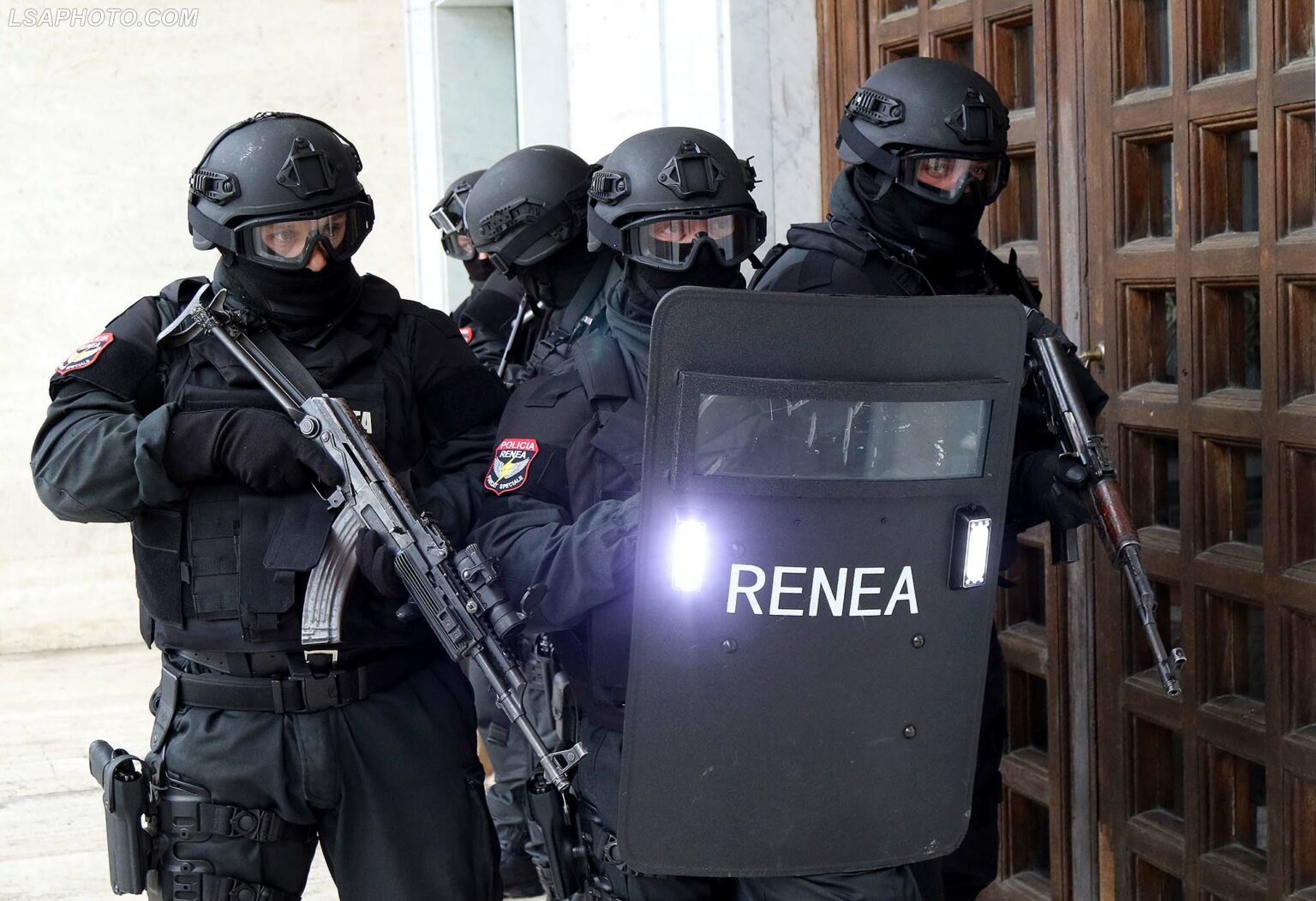Shqipëri: Vritet ekonomisti i një firme, plagoset pronari – “Renea” rrethon vendin
