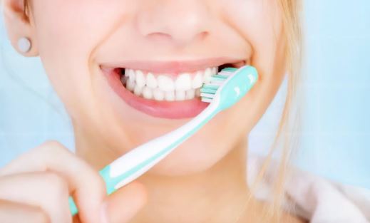 Larja e dhëmbëve bëhet para ngrënies së mëngjesit jo pas tij, sugjerojnë dentistët