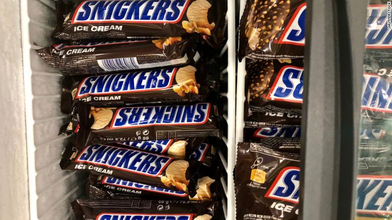 Fshihet reklama e Snickers në Spanjë pas akuzave për homofobi