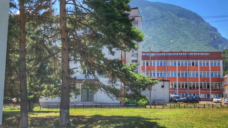 13 pacientë me COVID-19 të shtrirë në spitalin e Pejës, gjatë vikendit pati rekord të shërbimeve