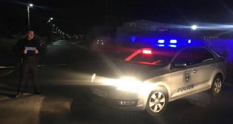 Festa e Vitit të Ri  Plumbi  qorr  godet tavanin e një veture të parkuar