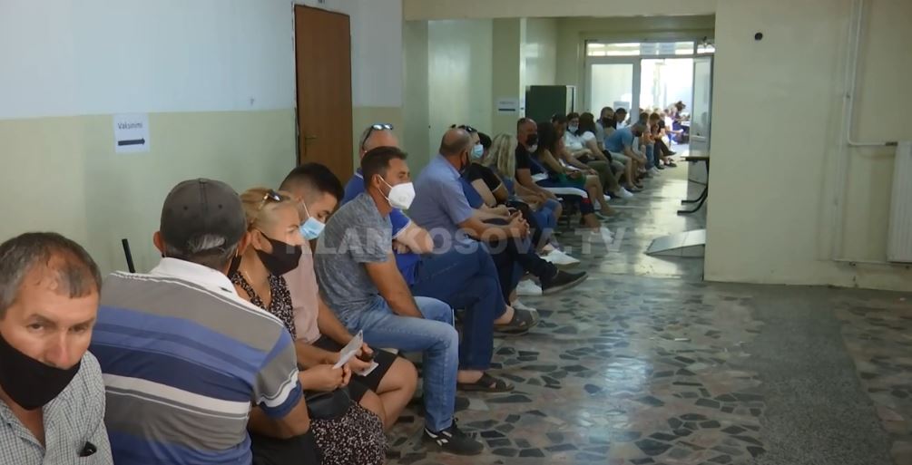 Drejtoria e Shëndetësisë në Ferizaj thotë se po caktohen më shumë termine se sa ka kapacitet qendra (VIDEO)