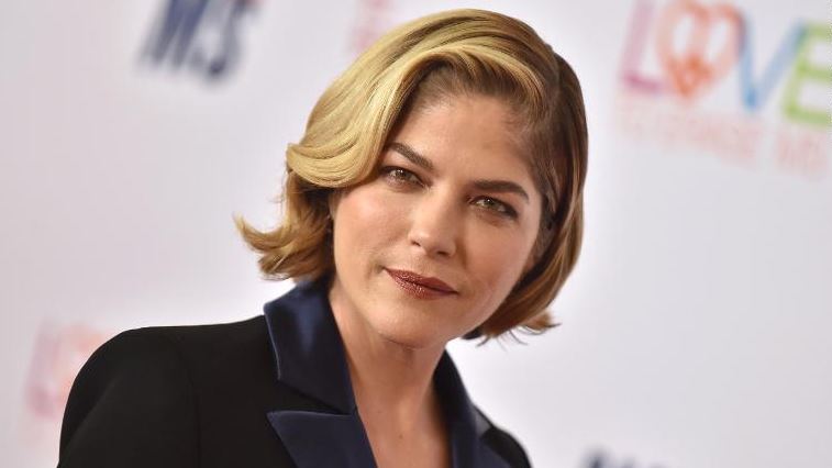 Selma Blair thotë se humori e ndihmon t'i përballojë vështirësitë shëndetësore