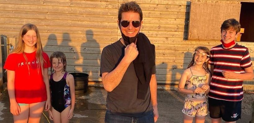 Tom Cruise aderon me helikopter në kopshtin e një familjeje në Britani
