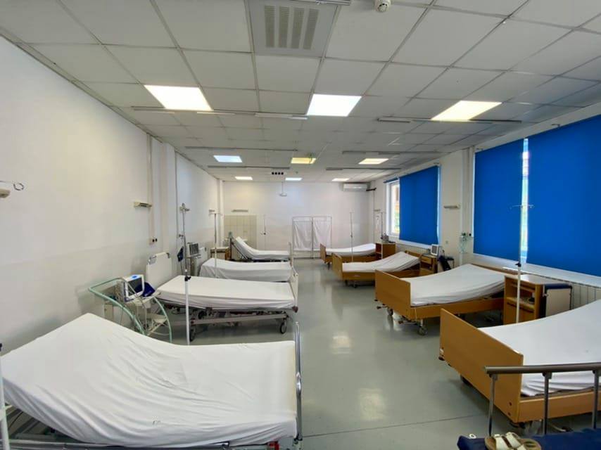 50 pacientë me COVID-19 në gjendje të rëndë në spitalin e Pejës