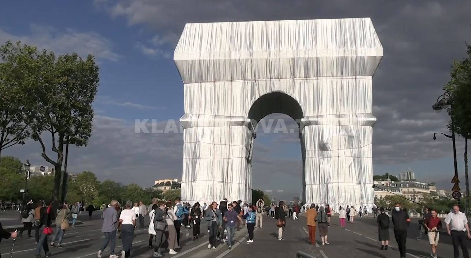 Instalacion, mbulohet Porta e Triumfit ( VIDEO)