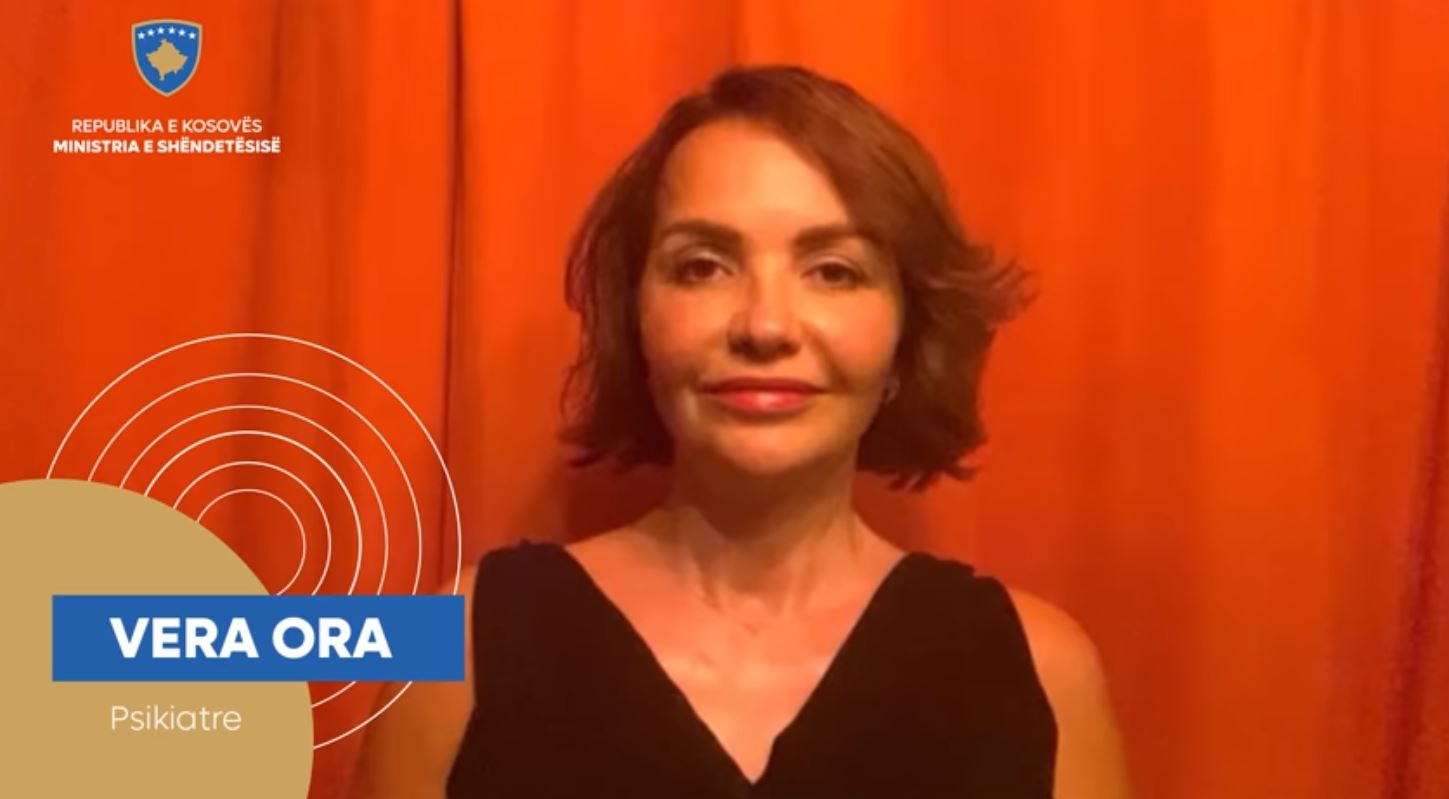 Nëna e Rita Orës fton kosovarët që të vaksinohen (VIDEO)
